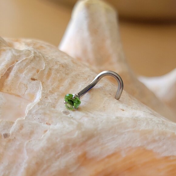 18G Green heart nose screw nostil piercing jewelry prong set CZ gem - Picture 1 of 5